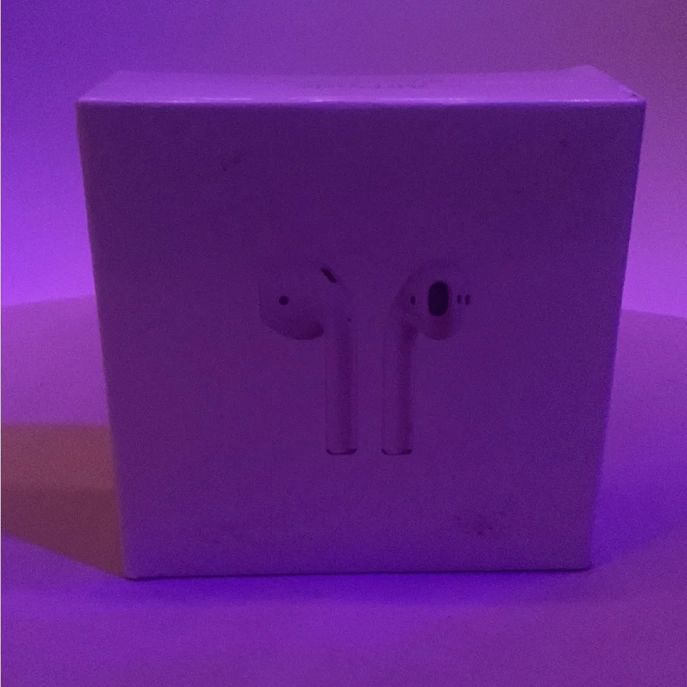 Sleek White Wireless Earbuds (pods)